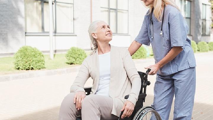 孕妇嘴唇干裂可以用唇膏吗 教你护理孕妇嘴唇