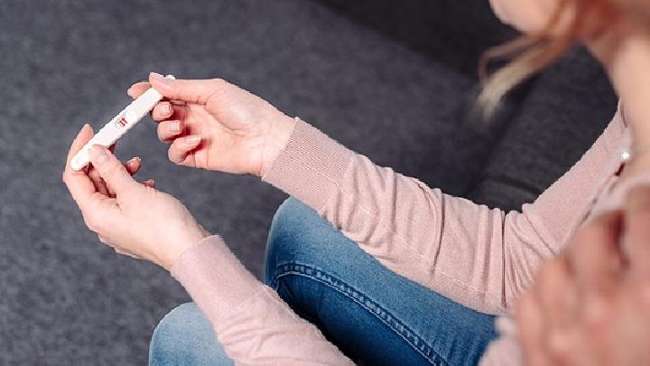 验孕棒一深一浅是怀孕了吗 验孕棒会有不准的情况吗